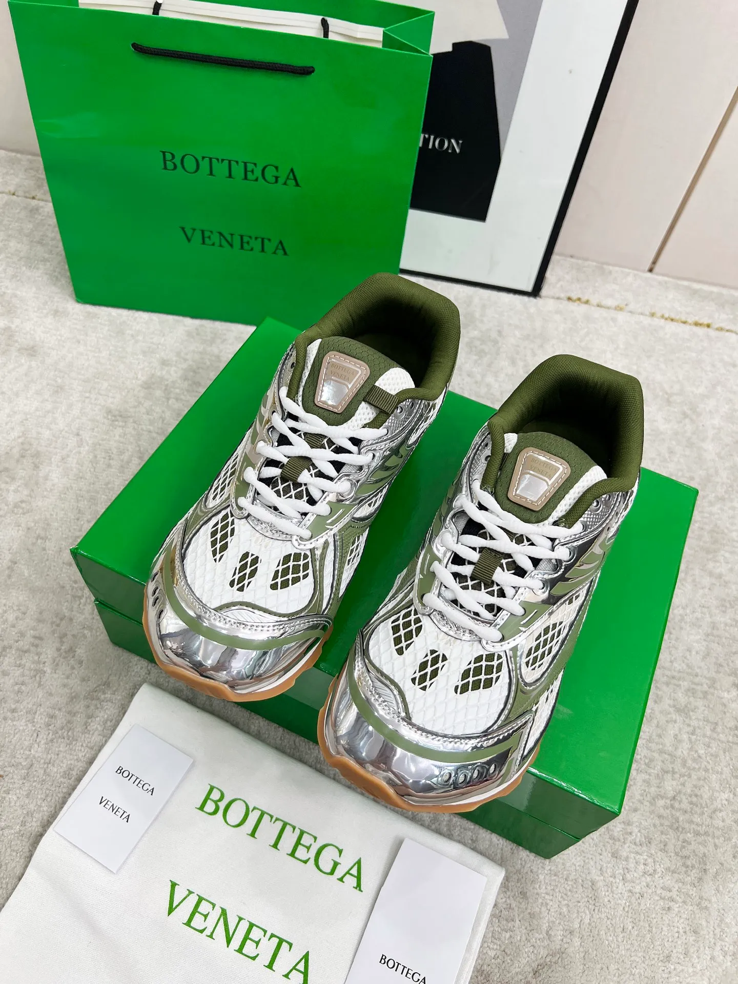 P540. Top version (couples model) Bottega Veneta Bottega Veneta 23ss autumn and winter show BV Orbit sneakers Wang Yibo's same style couples casual shoes dad shoes! Runner sneakers! Original purchase and development!  Made of original lightweight technical mesh fabric, the same as the original version! The process is complicated!  Paired with a rubber outsole designed with a geometric pattern, the high version of the Wang Zha series is actually much taller, but the legs still look slim. Very nice. Durable and playable, standard and version-matching shoe package technology, look for high-end versions. The original outsole is exclusively molded, and the color-blocked TPU outsole is used. The material and weight are the same as the original!  Size: #Female 35-41 (40 and 41 customized sizes are non-refundable) Male 39-45 (45 size customized are non-returnable and exchangeable)